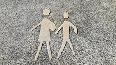Deux personnes créant une œuvre d'art ensemble